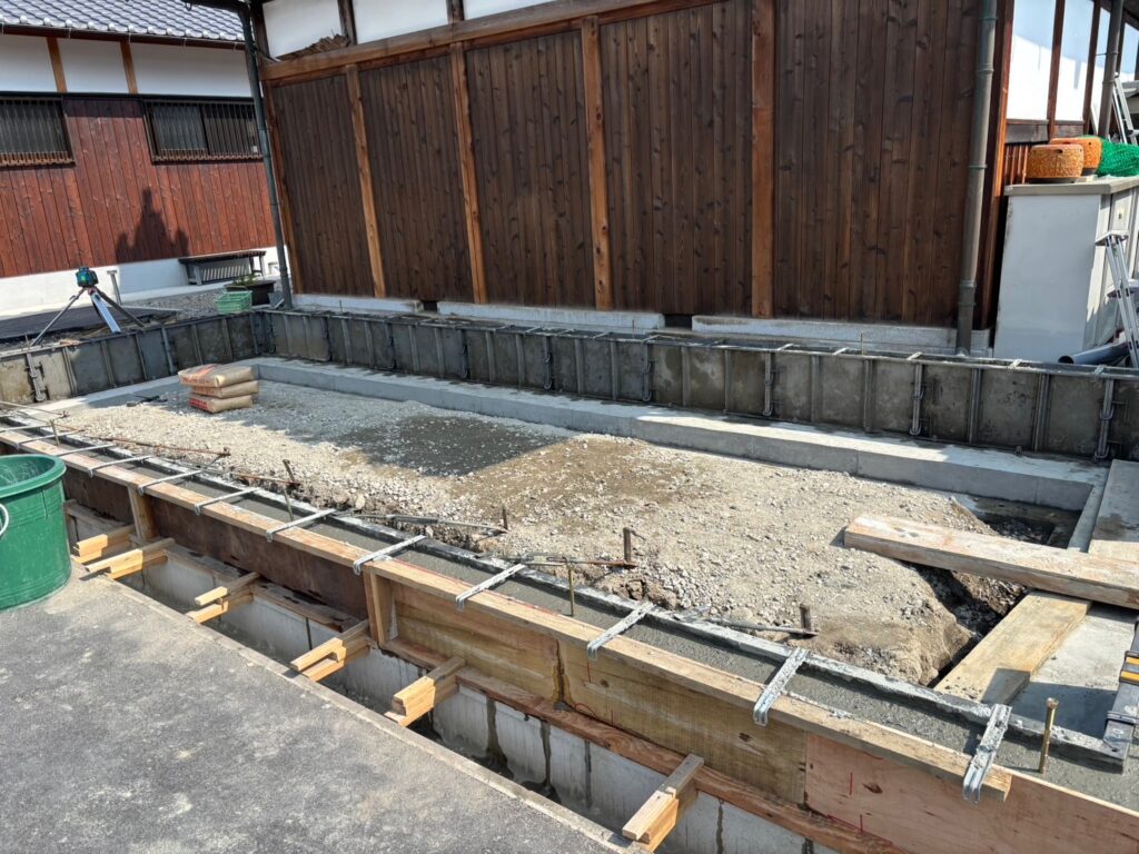 お寺のガレージの基礎です