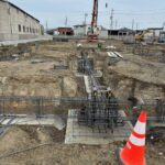 株式会社山﨑建設では、建物も新築、リフォーム、擁壁工事、基礎工事、舗装工事、などなど建設・土木工事を請負っております。