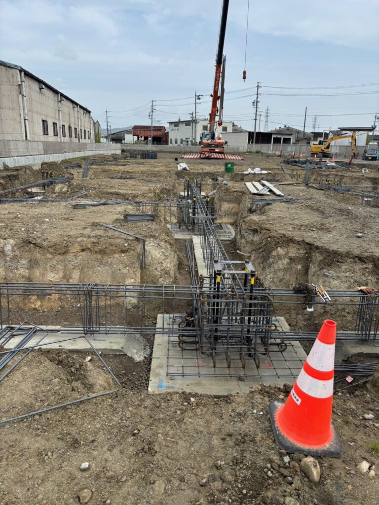 株式会社山﨑建設では、建物も新築、リフォーム、擁壁工事、基礎工事、舗装工事、などなど建設・土木工事を請負っております。