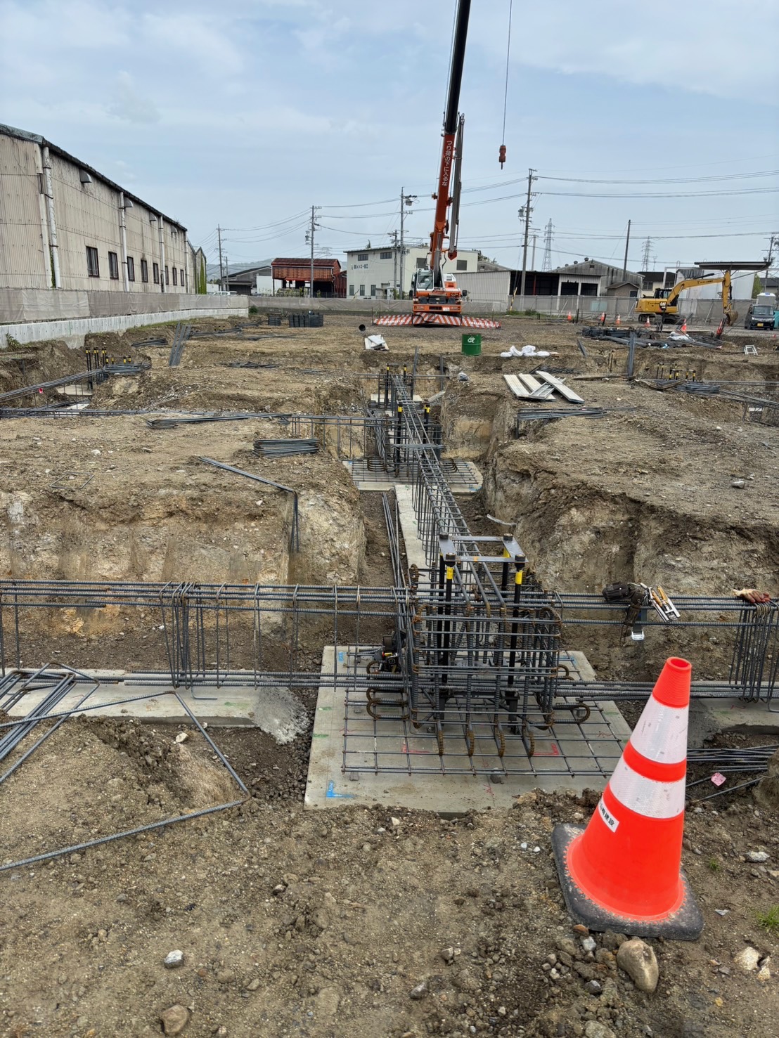 株式会社山﨑建設では、建物も新築、リフォーム、擁壁工事、基礎工事、舗装工事、などなど建設・土木工事を請負っております。