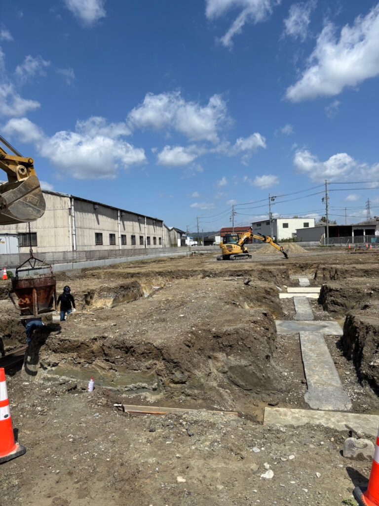 株式会社山﨑建設では、建物も新築、リフォーム、擁壁工事、基礎工事、舗装工事、などなど建設・土木工事を請負っております。