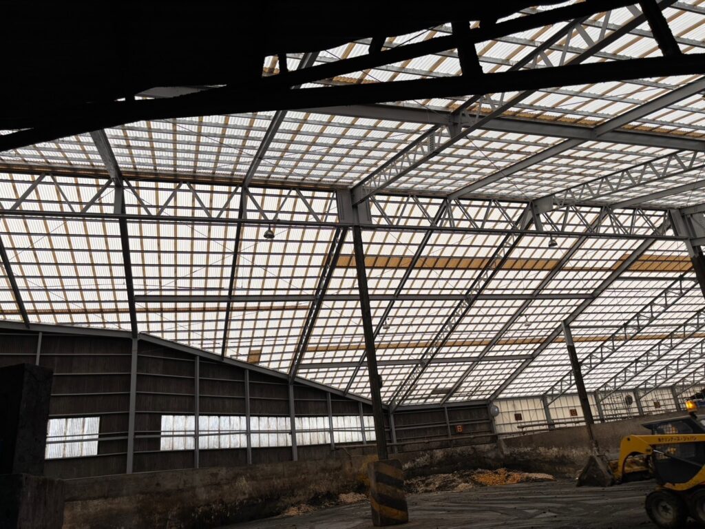 株式会社山﨑建設では、建物も新築、リフォーム、擁壁工事、基礎工事、舗装工事、などなど建設・土木工事を請負っております。